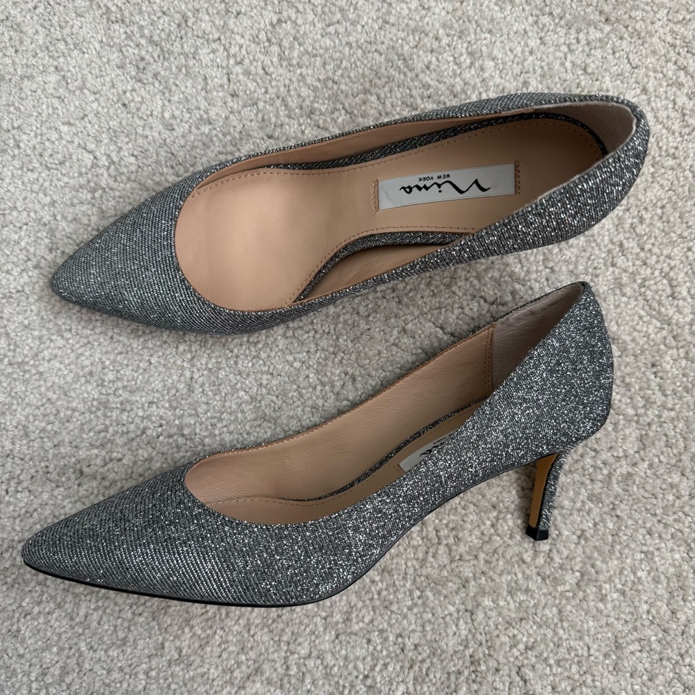 Nina NEW original box, never worn, silver/gray sparkle heels